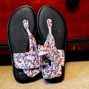 Sanuk thong sandal